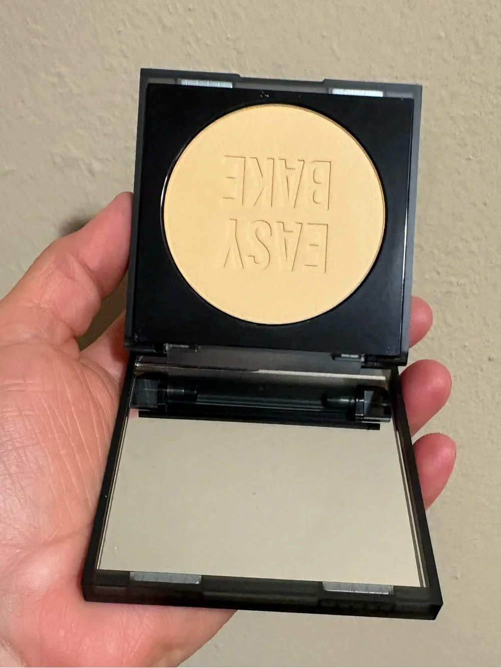 HUDA BEAUTY Easy Bake and Snatch Brightening & Setting Powder -BLONDIE Brand New